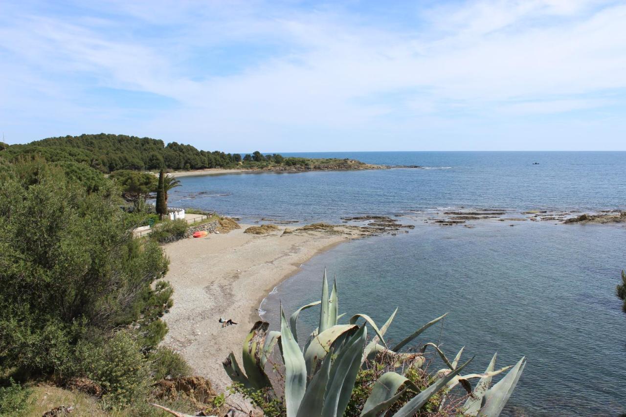 A Chic Four-Person Apartment By The Beach At Cap Ras Llança Zewnętrze zdjęcie